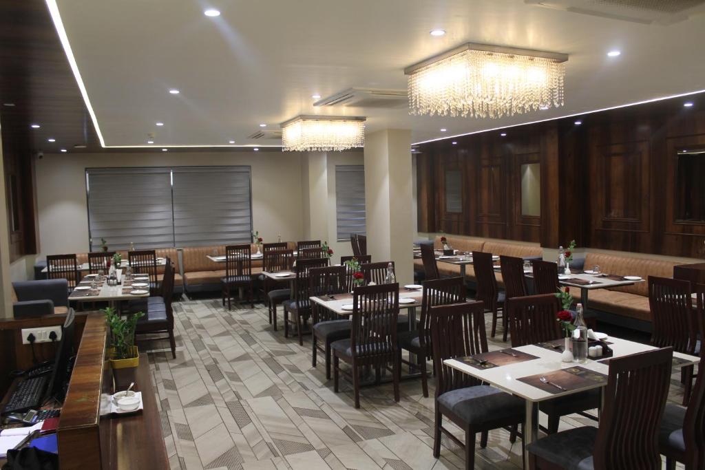 Restaurace v ubytování Hotel Rudra Royals