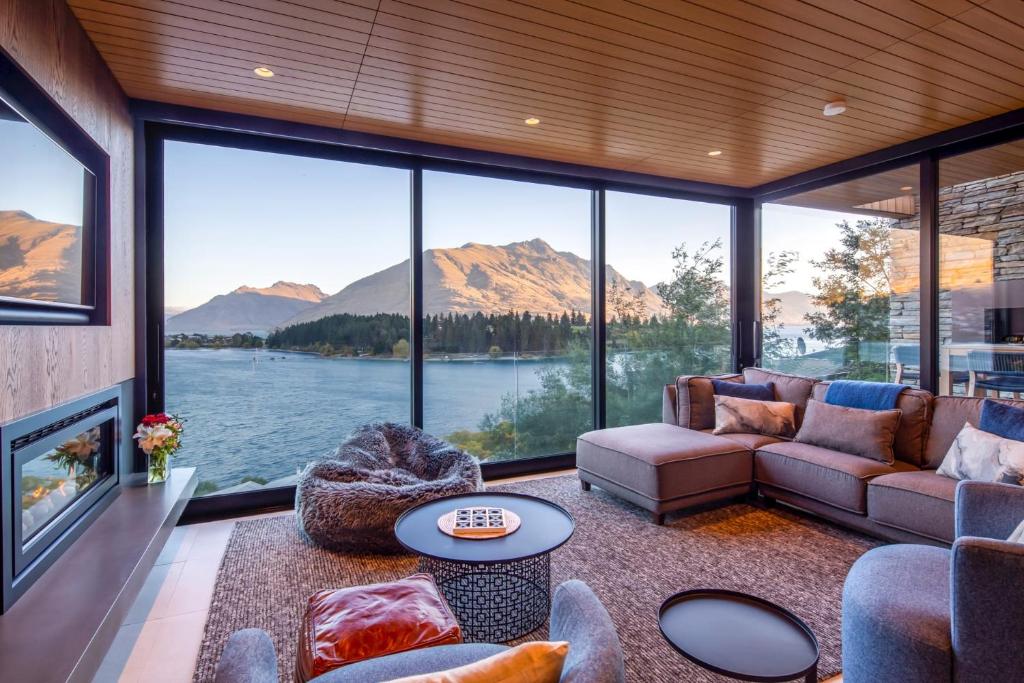 Gallery image of Lakehouse 1 Lake View Gas Fire Walk To Town in Queenstown