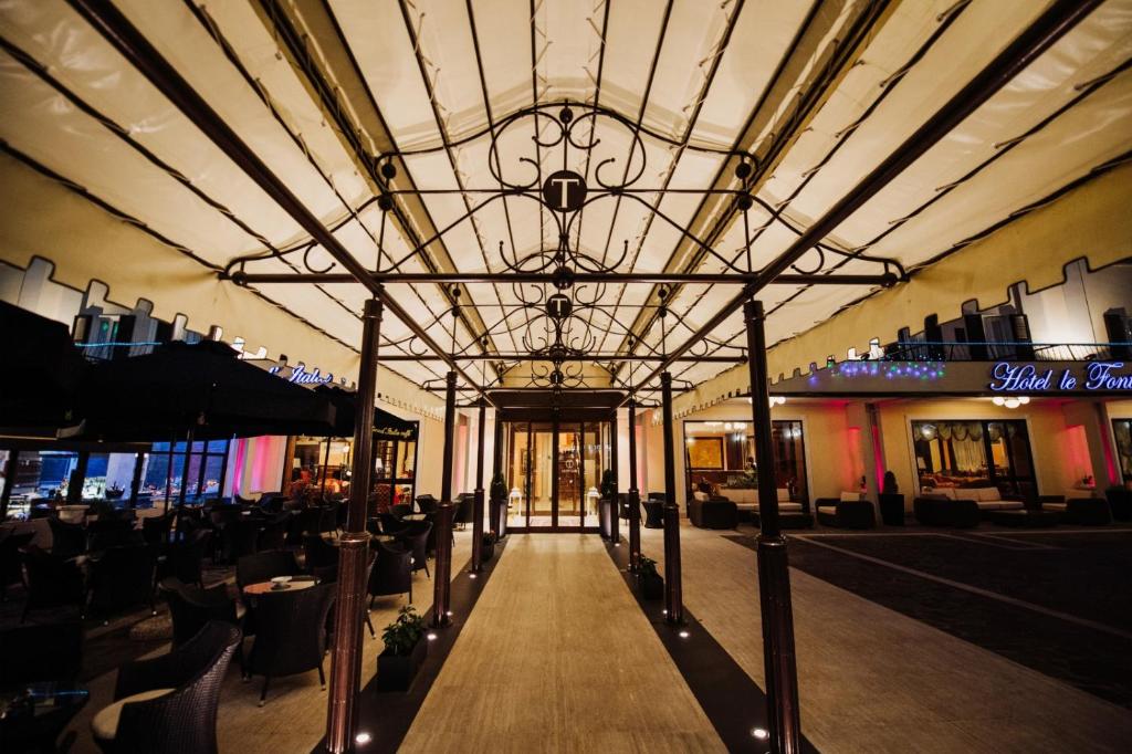 基安奇安諾泰爾梅的住宿－GRAND HOTEL LE FONTI，走廊上设有椅子和天花板