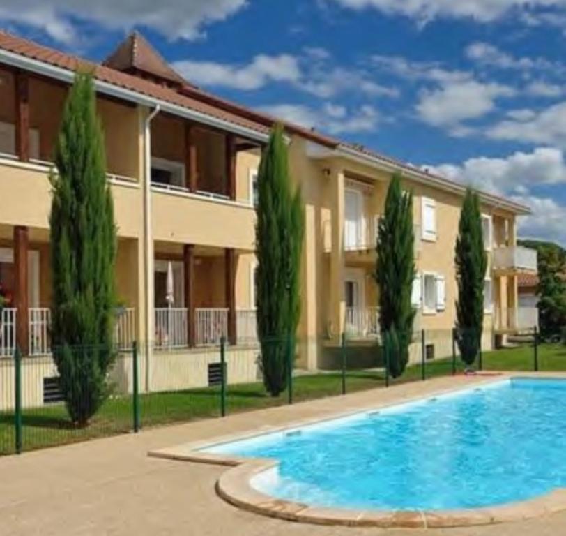 Villa con piscina frente a un edificio en Le Lotois les Ondines, en Souillac