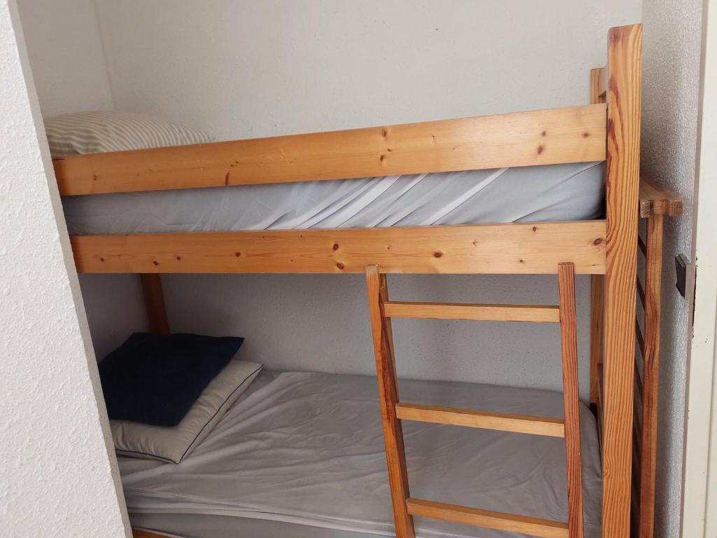 Poschodová posteľ alebo postele v izbe v ubytovaní Spacieux appartement avec terrasse, parking privé, et vue sur la mer - FR-1-716-37