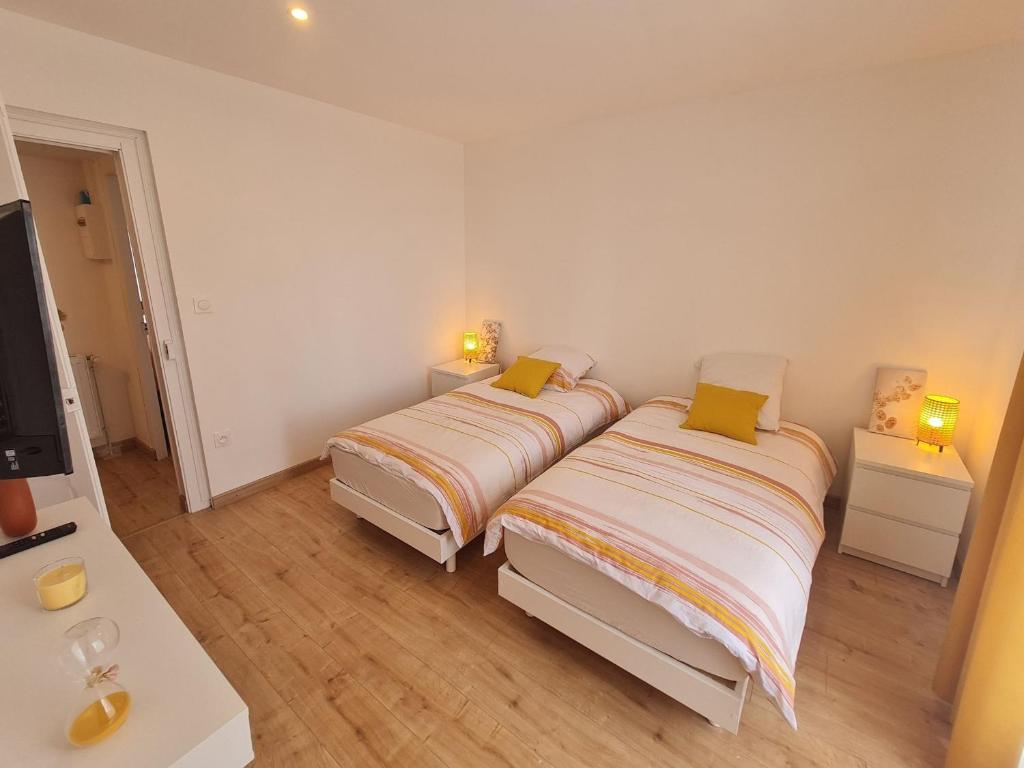 Posteľ alebo postele v izbe v ubytovaní Chambre d'hôtes paisible entre Nancy et Metz, proche TGV et aéroport, commerces à 6 km - FR-1-584-197
