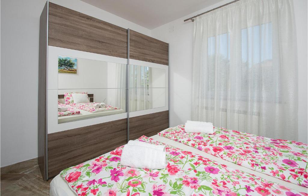 Posteľ alebo postele v izbe v ubytovaní Amazing Apartment In Buje With Wifi