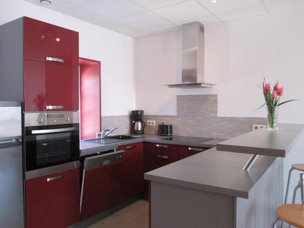 Kuchyňa alebo kuchynka v ubytovaní Maison de campagne avec SPA, jeux et espace bien-être, idéale pour familles et groupes jusqu'à 8 pers. - FR-1-489-442