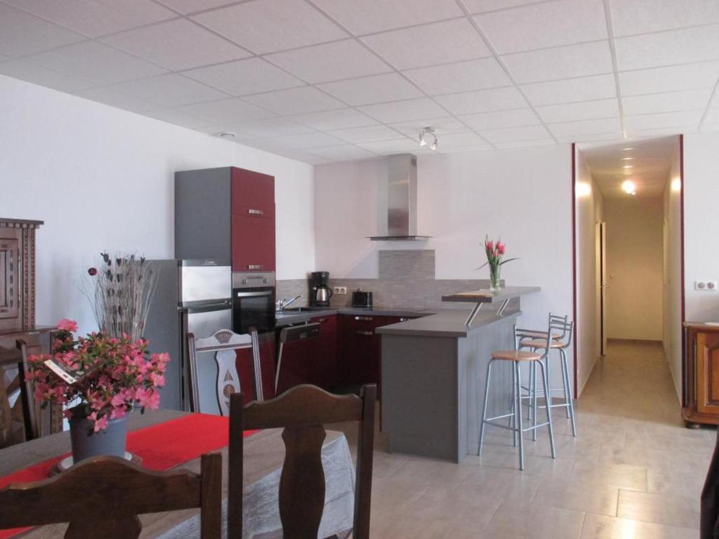 Kuchyňa alebo kuchynka v ubytovaní Maison de campagne avec SPA, jeux et espace bien-être, idéale pour familles et groupes jusqu'à 8 pers. - FR-1-489-442