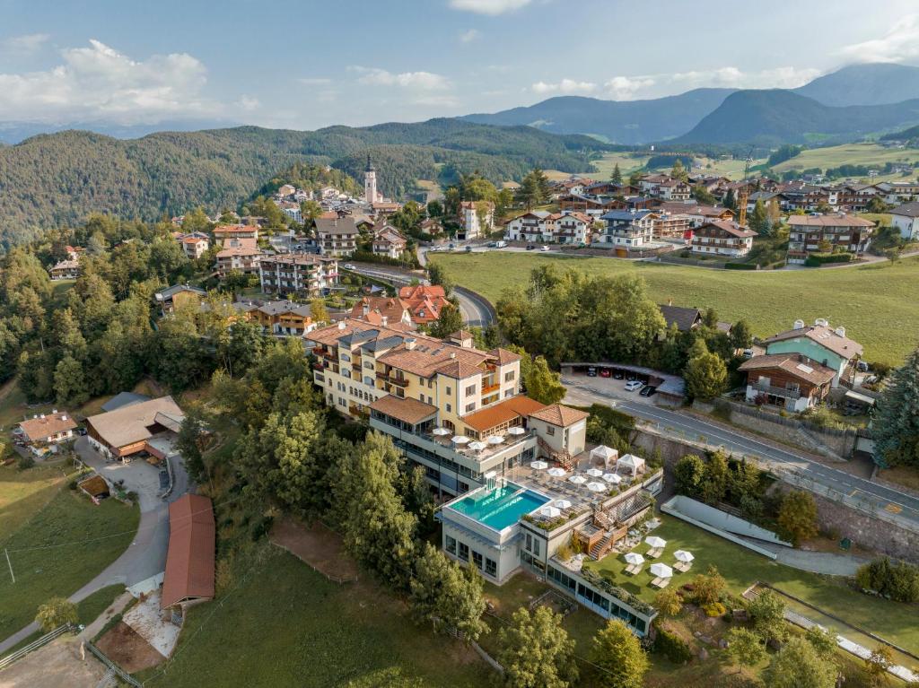 una vista aerea di una città in montagna di Hotel Alpenflora a Castelrotto