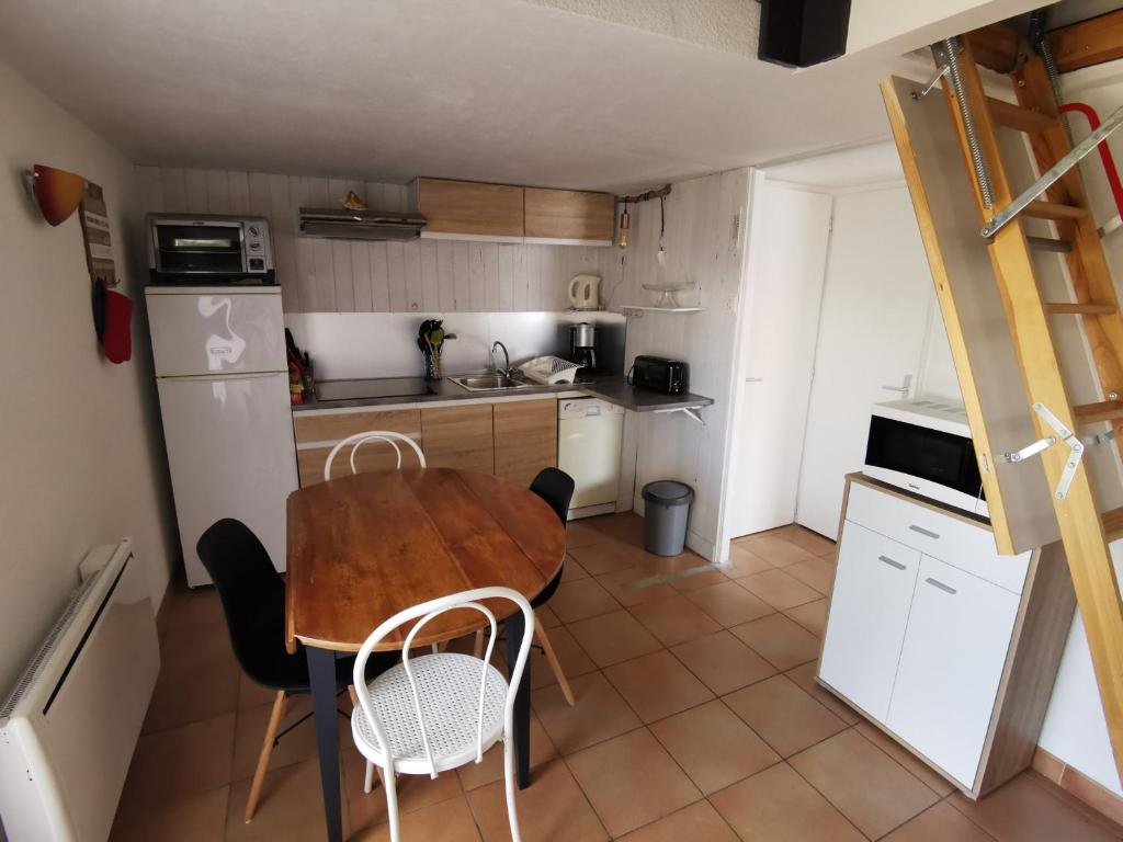 Kuchyňa alebo kuchynka v ubytovaní Maison 4 pers avec piscine, proche plage, TV, lave-vaisselle et parking - FR-1-194-257