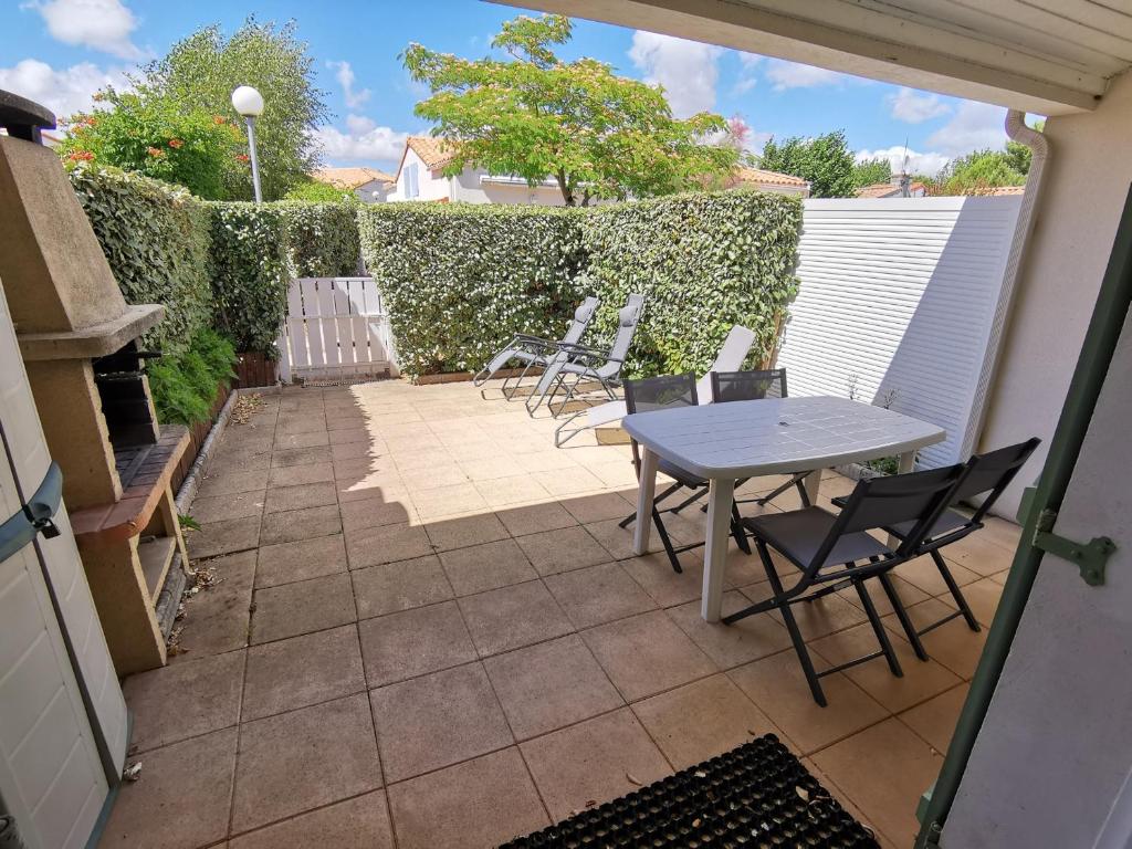 Balkón alebo terasa v ubytovaní Maison 4 pers avec piscine, proche plage, TV, lave-vaisselle et parking - FR-1-194-257