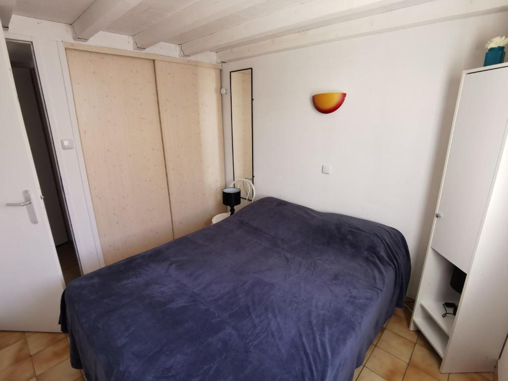 Posteľ alebo postele v izbe v ubytovaní Maison 4 pers avec piscine, proche plage, TV, lave-vaisselle et parking - FR-1-194-257