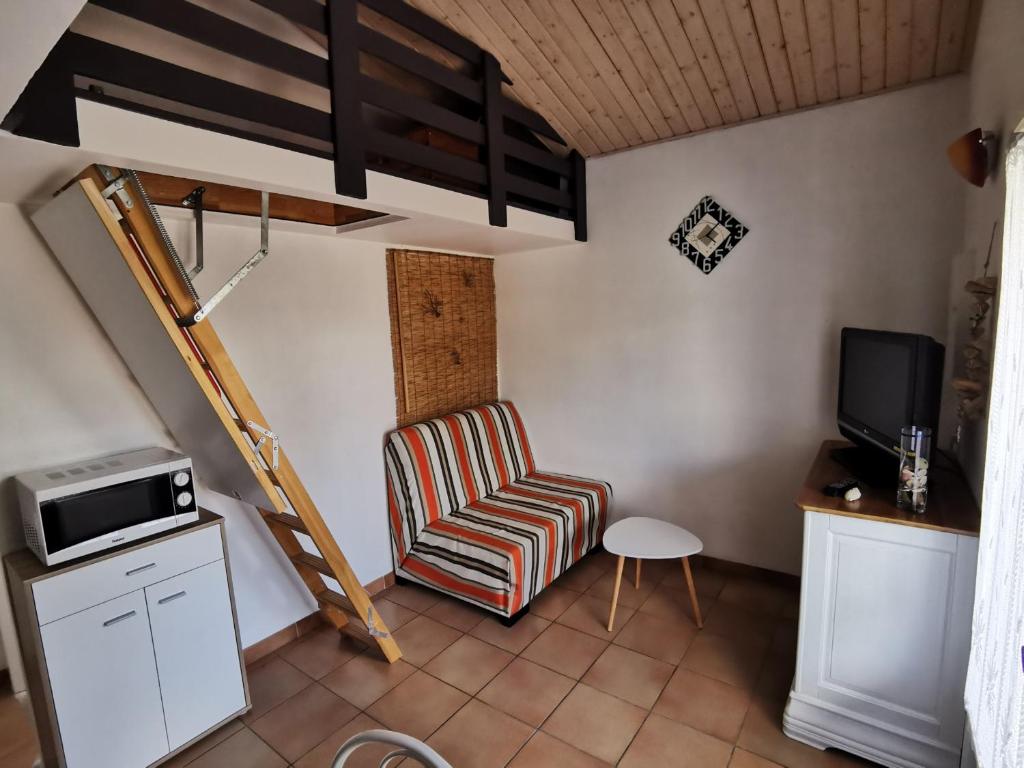 Kuchyňa alebo kuchynka v ubytovaní Maison 4 pers avec piscine, proche plage, TV, lave-vaisselle et parking - FR-1-194-257