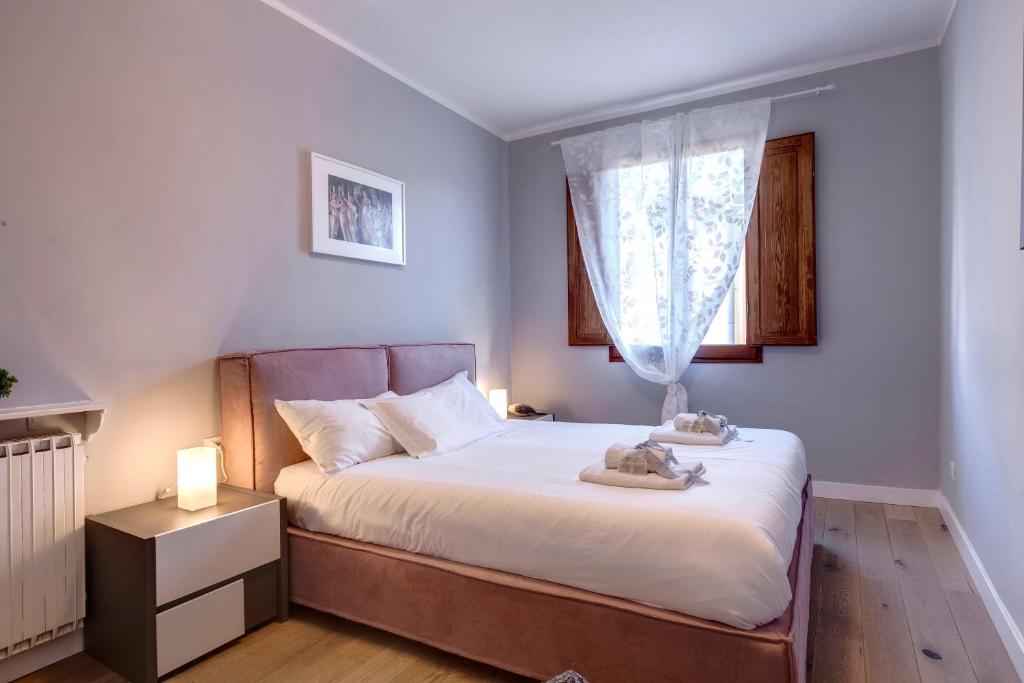 A bed or beds in a room at Sprone Apartment by Mamo Florence