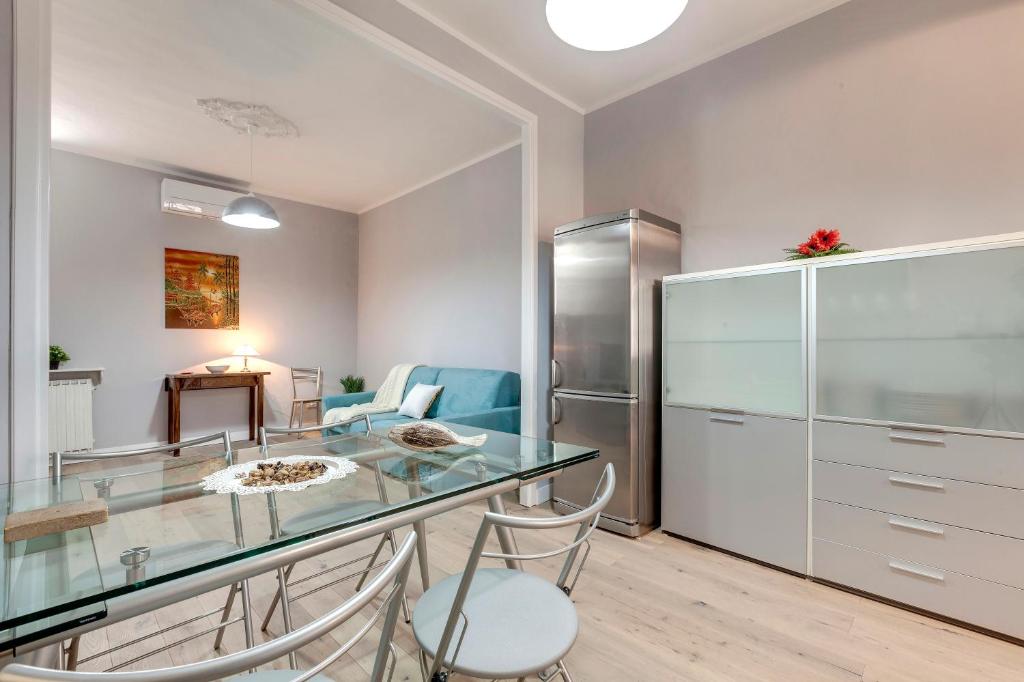 A seating area at Sprone Apartment by Mamo Florence