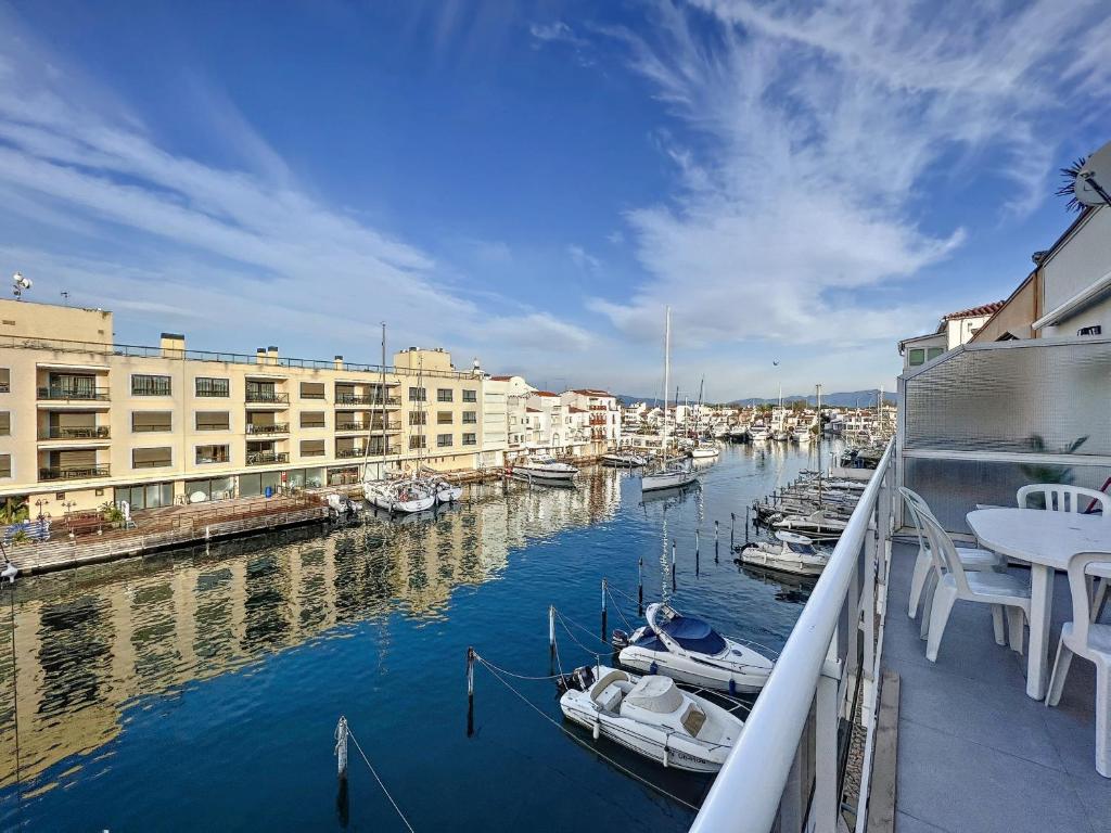 Blick auf einen Yachthafen mit Booten im Wasser in der Unterkunft Port Moxo 78 -22 in Empuriabrava