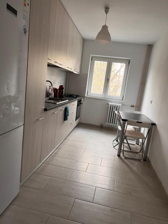 a kitchen with a table and a table and a dining room at Apartament 2 camere aproape de spitalul Obregia și Bagdasar nu ofer factura in Bucharest