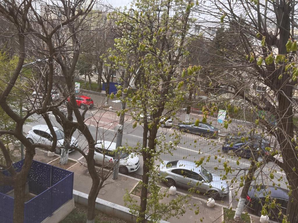 a view of a parking lot with cars parked at Apartament 2 camere aproape de spitalul Obregia și Bagdasar nu ofer factura in Bucharest