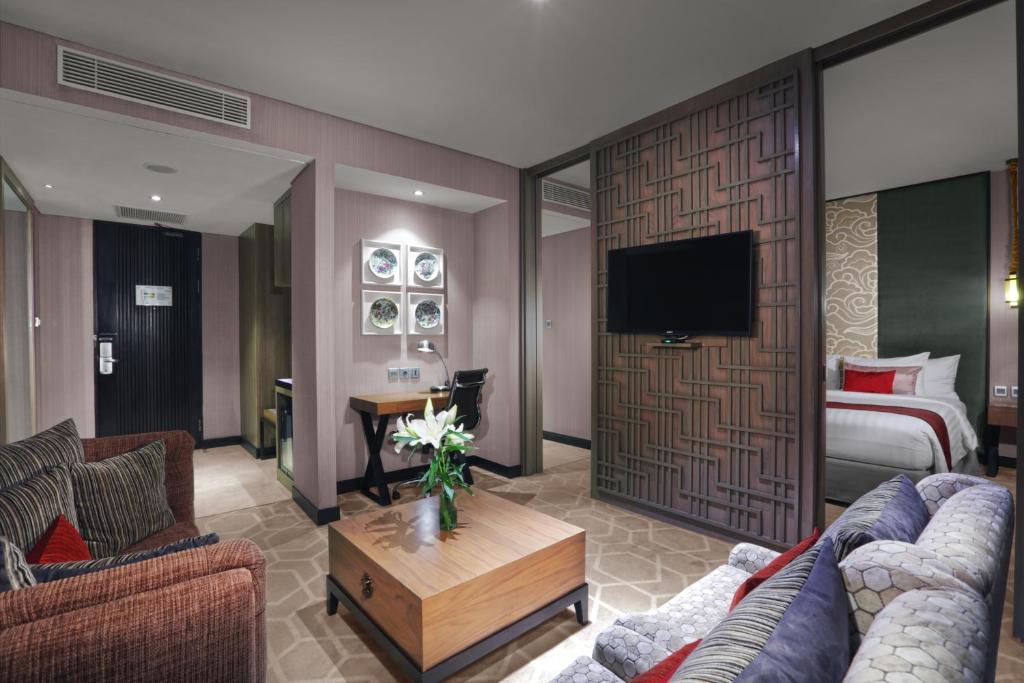 Televisyen dan/atau pusat hiburan di Aston Priority Simatupang Hotel and Conference Center