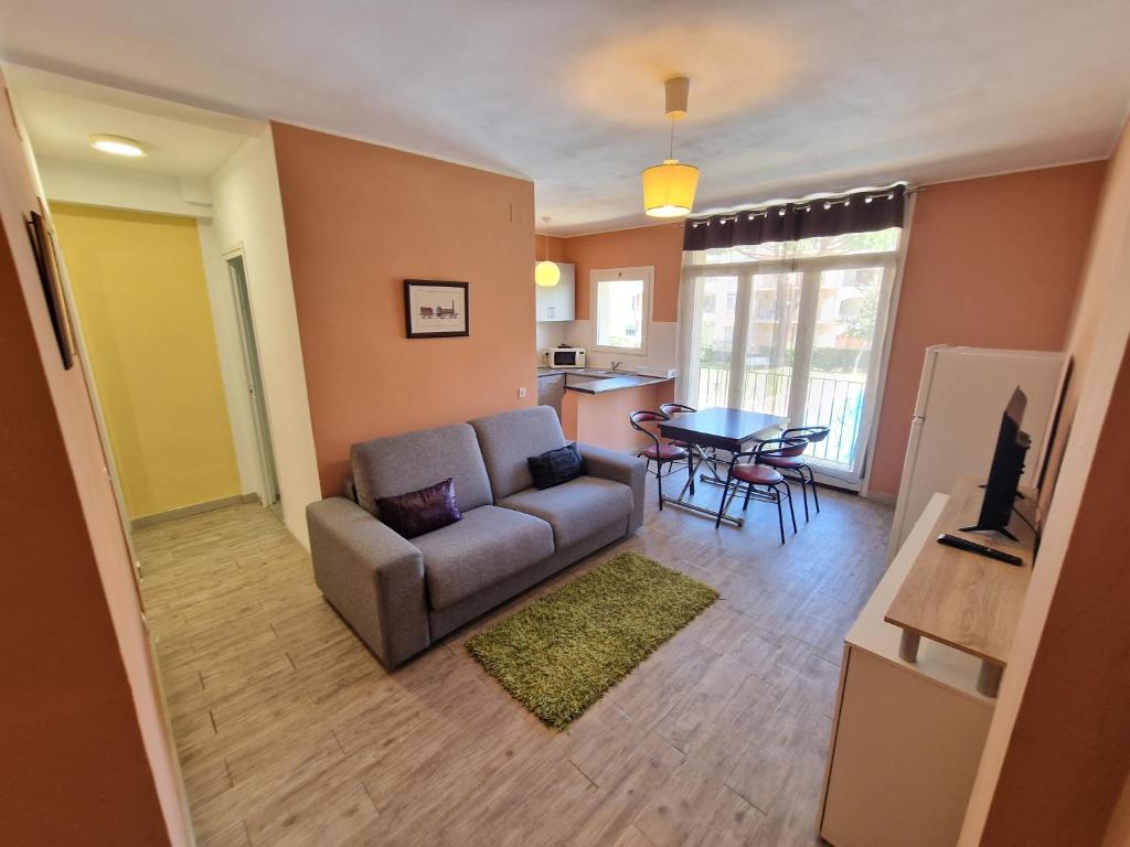 Televízia a/alebo spoločenská miestnosť v ubytovaní Apartamento Gran Reserva Beach-3