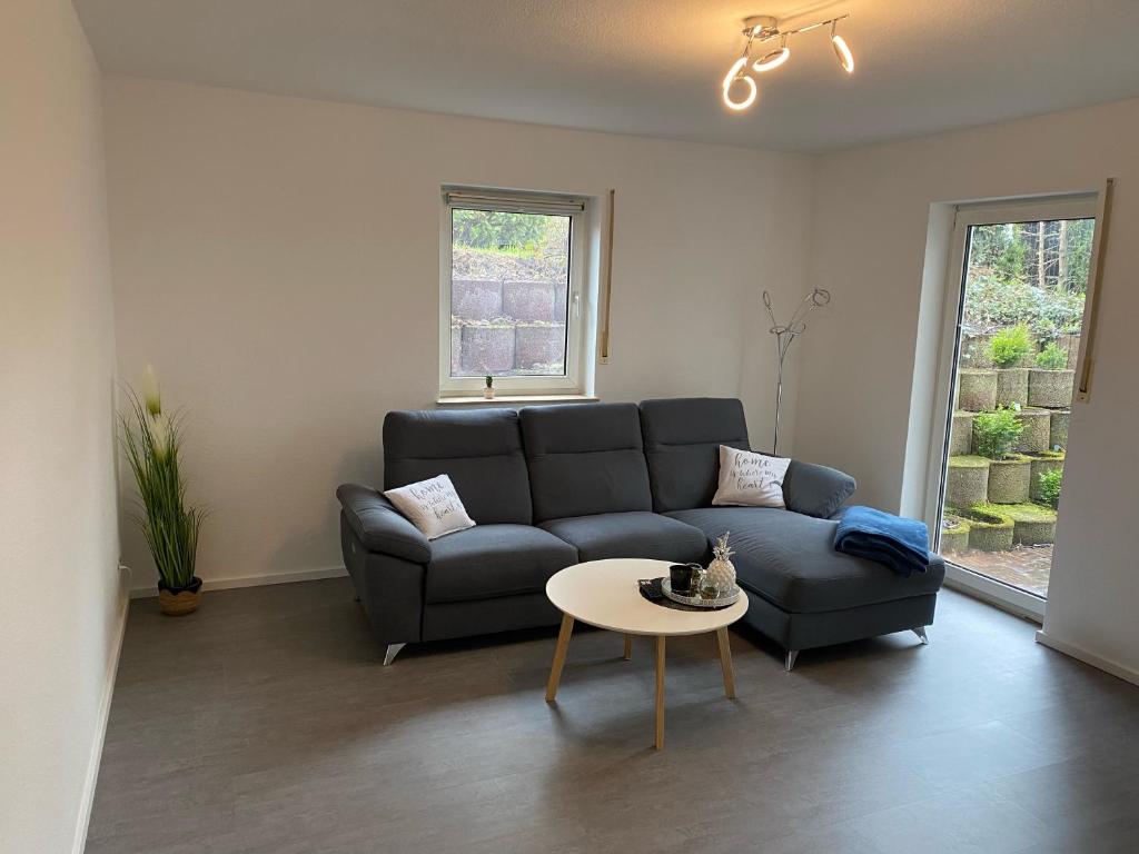 una sala de estar con un sofá y una mesa en Apartment im Grünen bei Koblenz, en Vallendar
