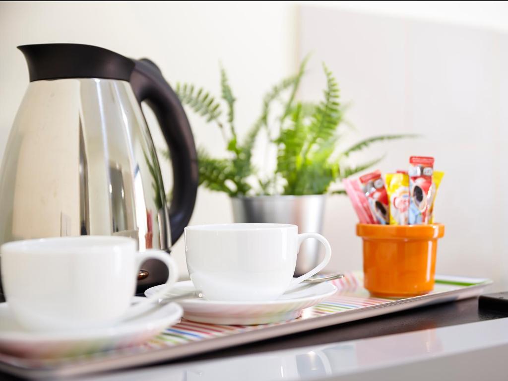Příslušenství pro přípravu čaje a kávy v ubytování The Plimplace Hotel