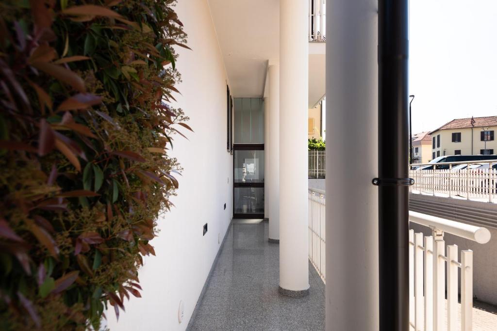 a hallway with a plant on the side of a building at Bed&Business Nick Bellezza-San Siro Stadio-Rho Fiera in Settimo Milanese