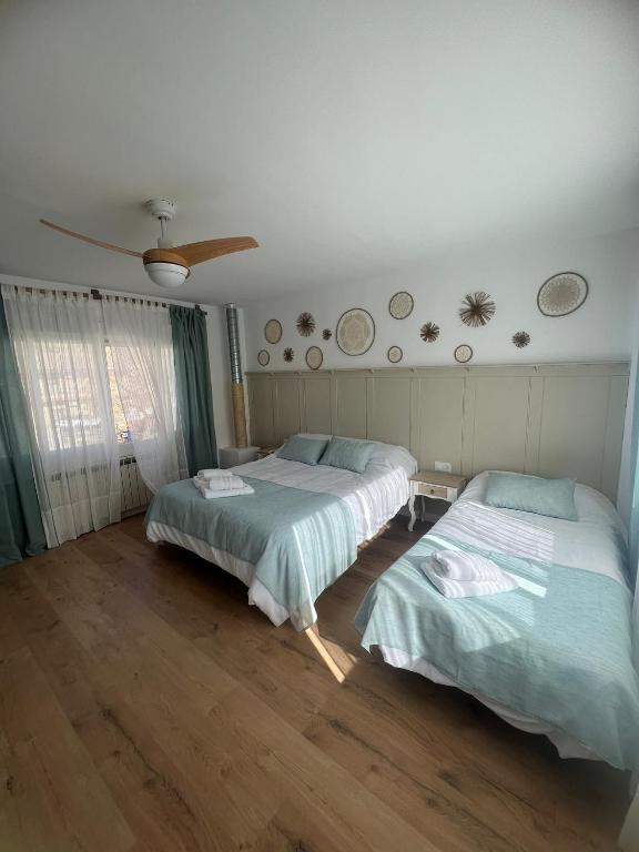 A bed or beds in a room at Casa Rural La Chicuela
