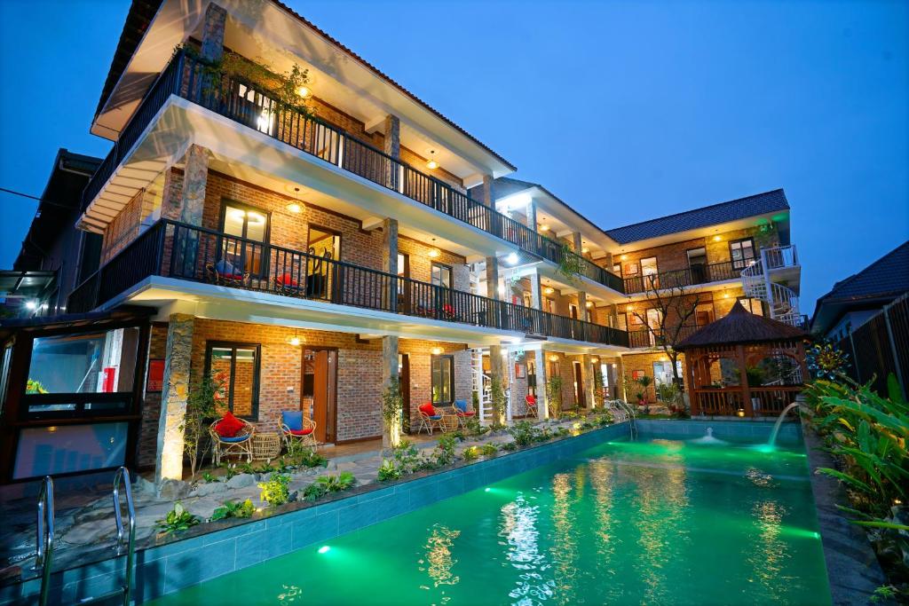 an image of a house with a swimming pool at night at Xuân Anh Homestay in Ninh Binh