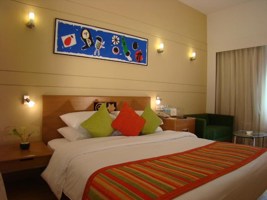 Postel nebo postele na pokoji v ubytování Lemon Tree Hotel Chennai