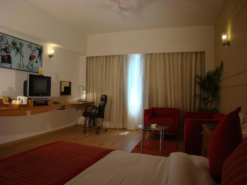 TV a/nebo společenská místnost v ubytování Lemon Tree Hotel Chennai