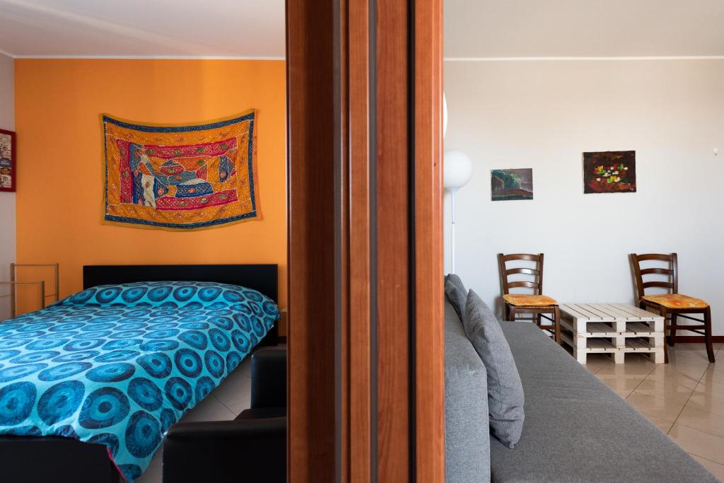a bedroom with a bed with a painting on the wall at Bed&Business Nick Bellezza-San Siro Stadio-Rho Fiera in Settimo Milanese