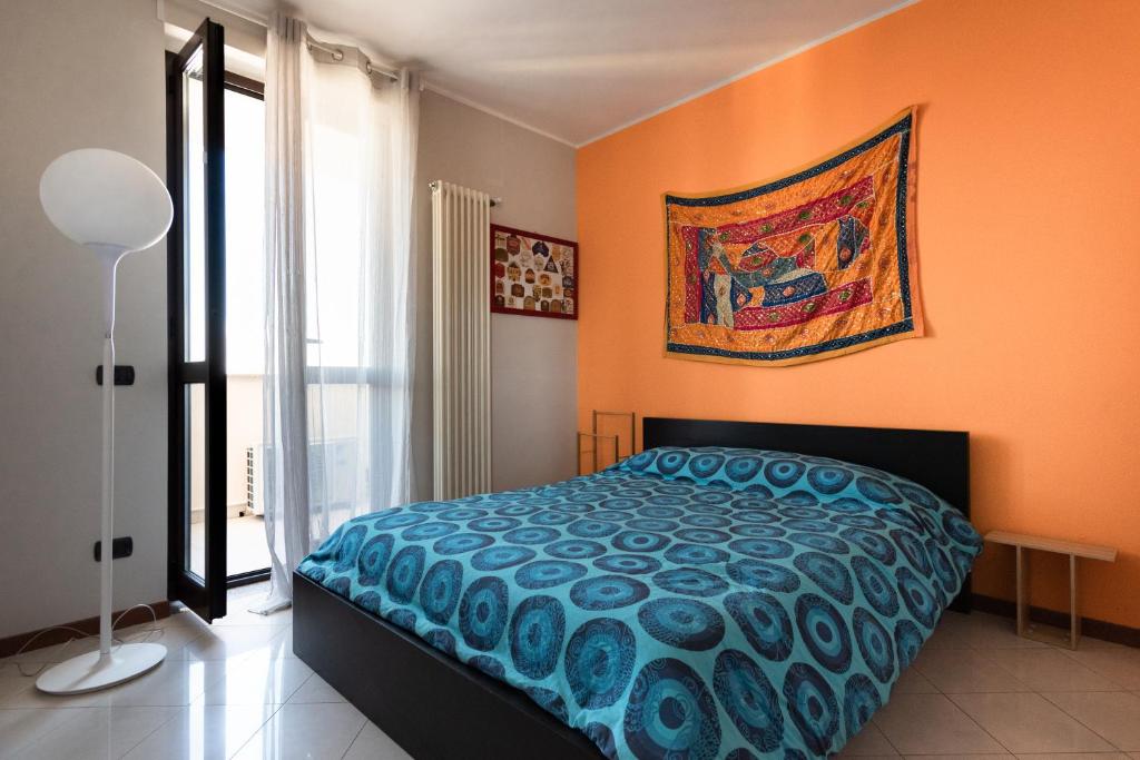 a bedroom with a bed and a painting on the wall at Bed&Business Nick Bellezza-San Siro Stadio-Rho Fiera in Settimo Milanese