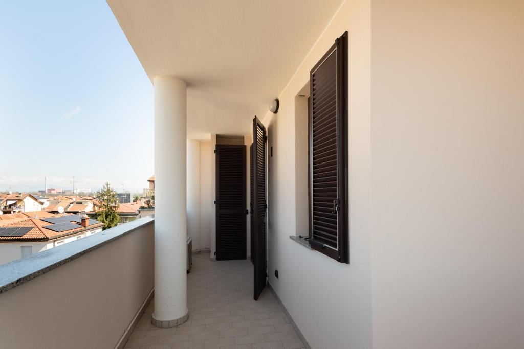 a corridor of a building with two doors and a balcony at Bed&Business Nick Bellezza-San Siro Stadio-Rho Fiera in Settimo Milanese