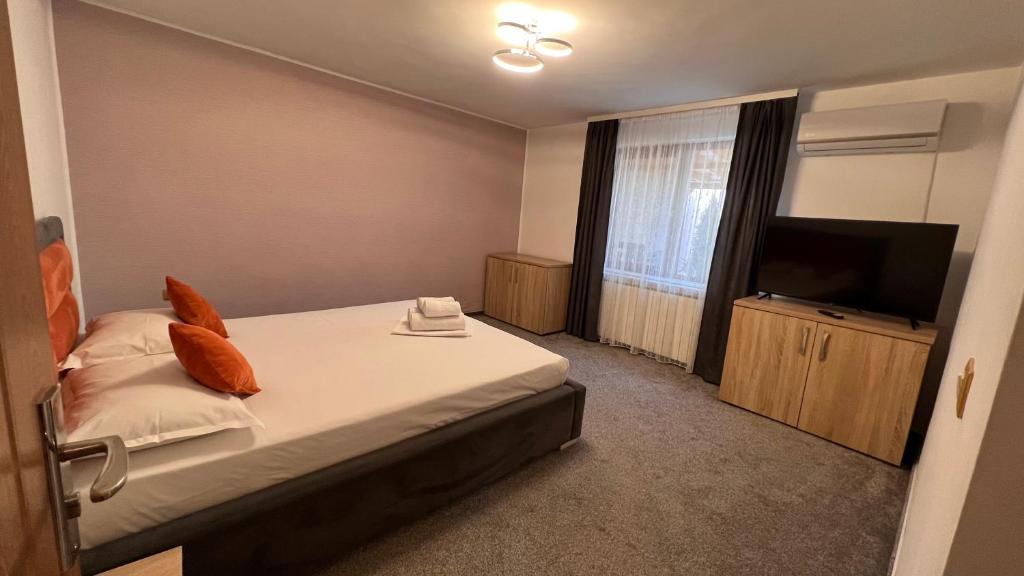 Postel nebo postele na pokoji v ubytování Orange House Constanta