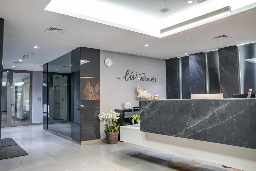 vestíbulo de una oficina con recepción en Liv Weibdeh Hotel Suites, en Amán