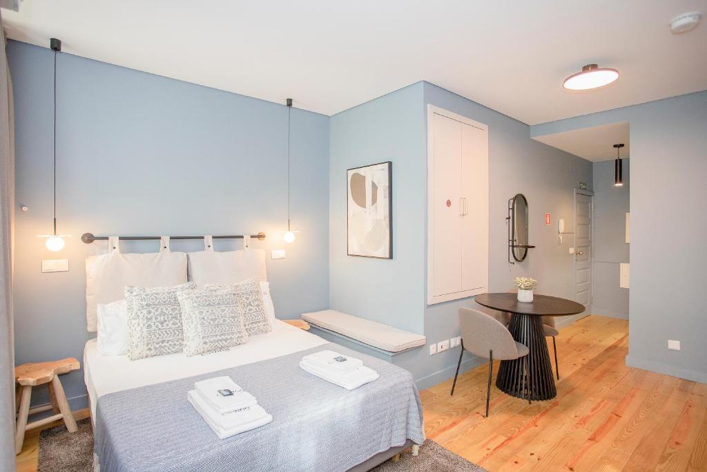 Ένα ή περισσότερα κρεβάτια σε δωμάτιο στο Liiiving in Porto - Historic Clérigos Apartments