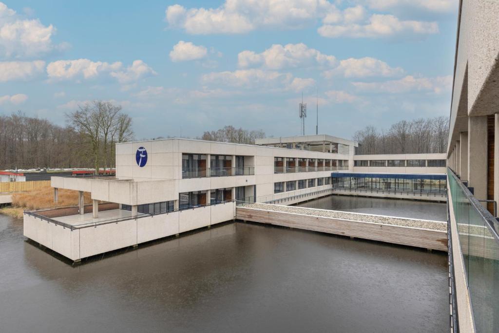 Výhled na řeku, která protéká v blízkosti hotelu