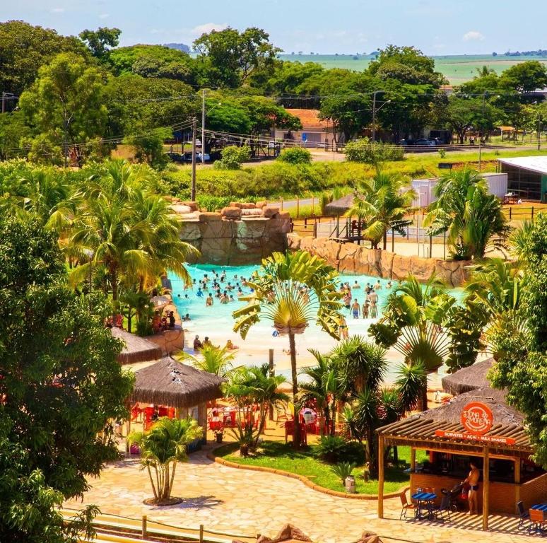 Blick auf den Pool eines Resorts in der Unterkunft Barretos Thermas Resort in Barretos