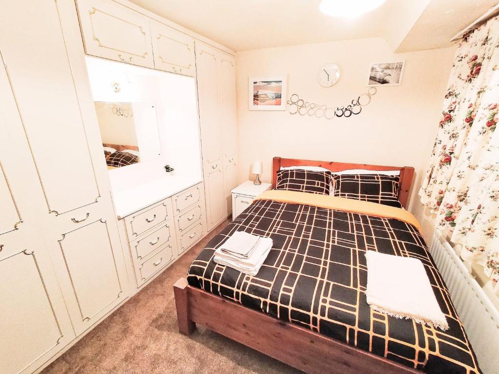 1 dormitorio con 1 cama en blanco y negro en EEE Home Away From Home Dudley 