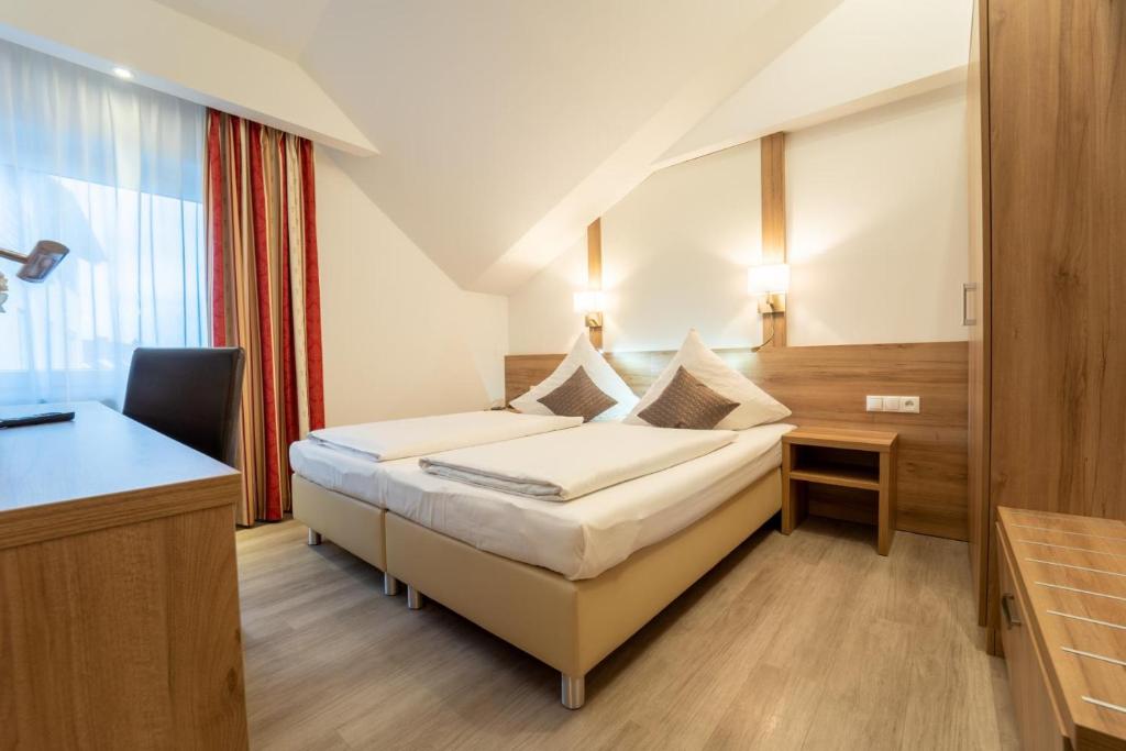 Postel nebo postele na pokoji v ubytování Hotel St Georg - Regensburg
