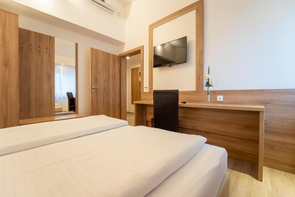 Postel nebo postele na pokoji v ubytování Hotel St Georg - Regensburg