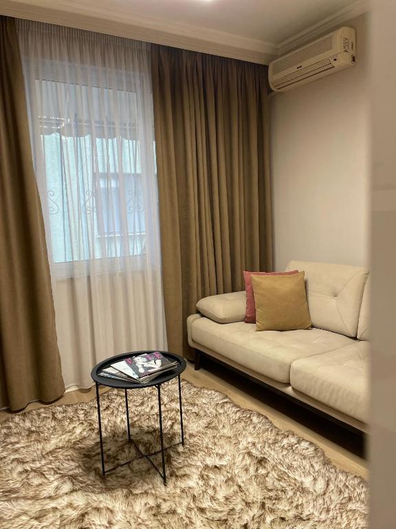 sala de estar con sofá y mesa en Honey Suite, en Tirana