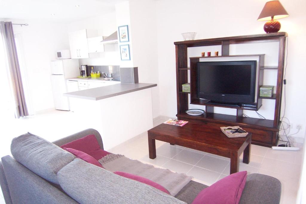 Televízia a/alebo spoločenská miestnosť v ubytovaní Clement - Rez de villa - Vue Mer