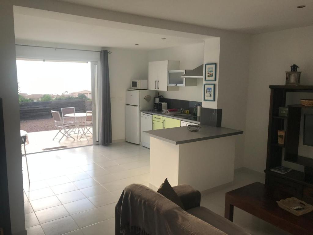 Kuchyňa alebo kuchynka v ubytovaní Clement - Rez de villa - Vue Mer
