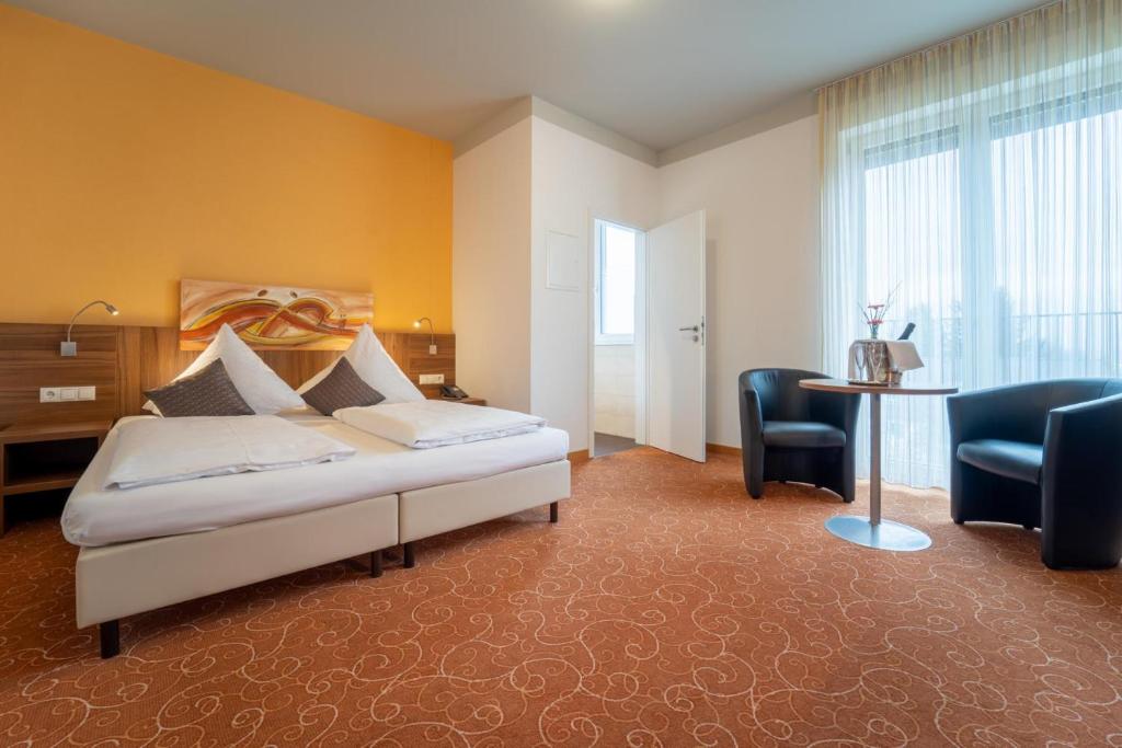 Postel nebo postele na pokoji v ubytování Hotel St Georg - Regensburg