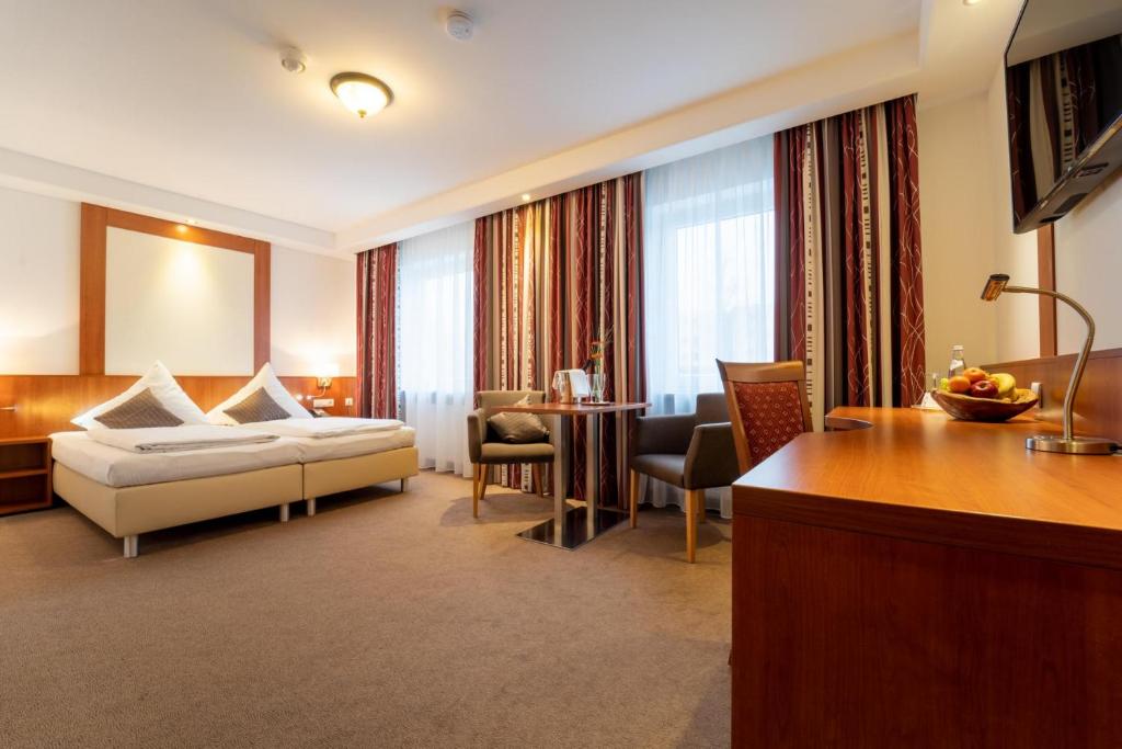 Postel nebo postele na pokoji v ubytování Hotel St Georg - Regensburg
