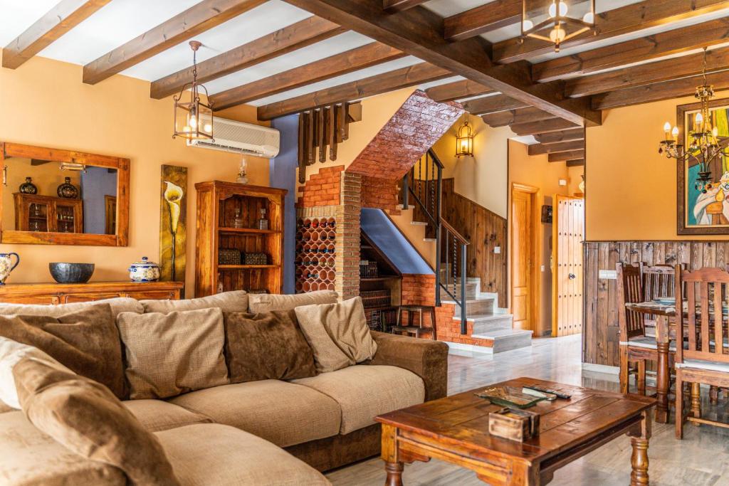Część wypoczynkowa w obiekcie Villa estilo mediterránea con Piscina, Jardín, Bbq y Jacuzzi - VILLA BEL AIR REAL