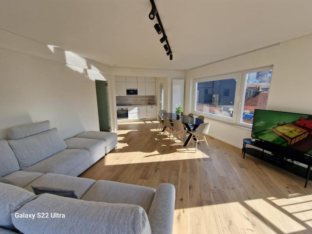 sala de estar con sofá y TV de pantalla plana en Luxury Renovated 3 Rooms Apartment en Ostende