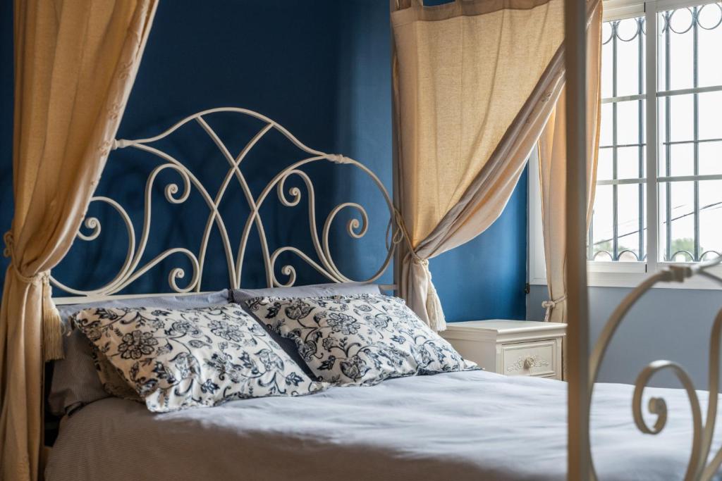 Łóżko lub łóżka w pokoju w obiekcie Villa estilo mediterránea con Piscina, Jardín, Bbq y Jacuzzi - VILLA BEL AIR REAL