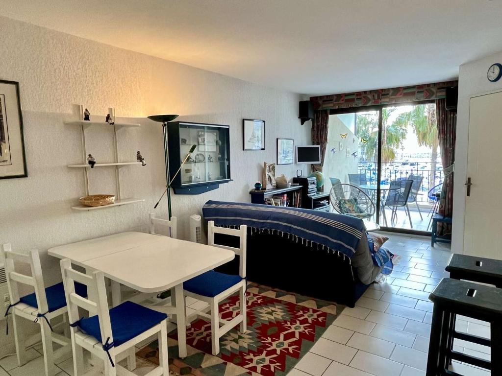 un salon avec un lit, une table et des chaises dans l'établissement Appartement familial 2 pièces, proche plage, garage, loggia - Argelès-sur-Mer - FR-1-225-464, à Argelès-sur-Mer