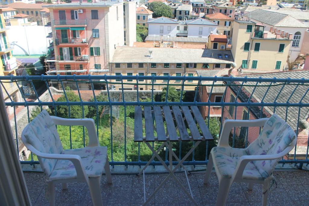 2 stoelen en een tafel op een balkon bij Appartamento Sunflower in Levanto