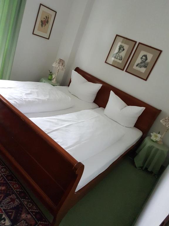 Postel nebo postele na pokoji v ubytování Hotel Kolbergarten